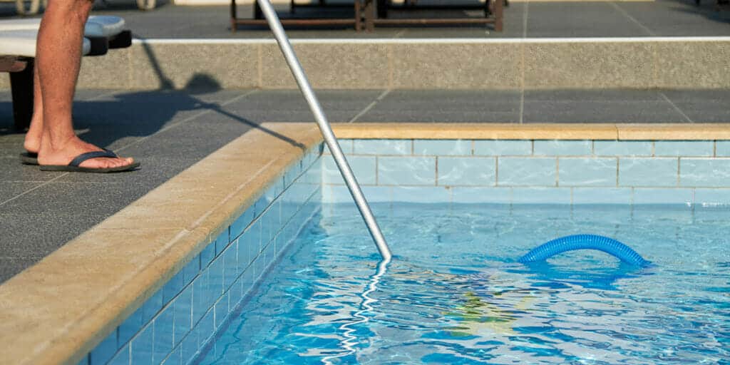 how-to-remove-algae-stains-from-pool-walls-a-detailed-guide